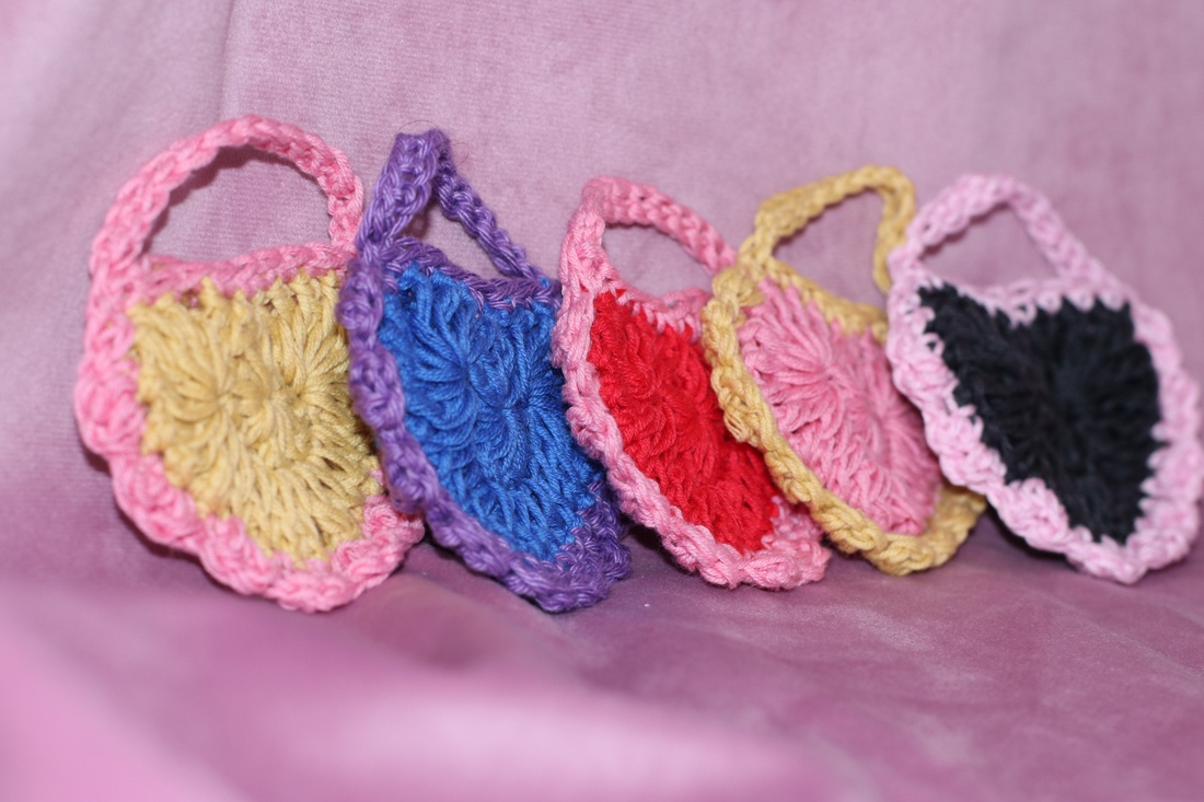 Keychain gentuta in forma de inimioara - geantă și husă - accesorii genți - breloc - Artynos.ro Keychain gentuta in forma de inimioara - geantă și husă - accesorii genți - breloc - Artynos.ro