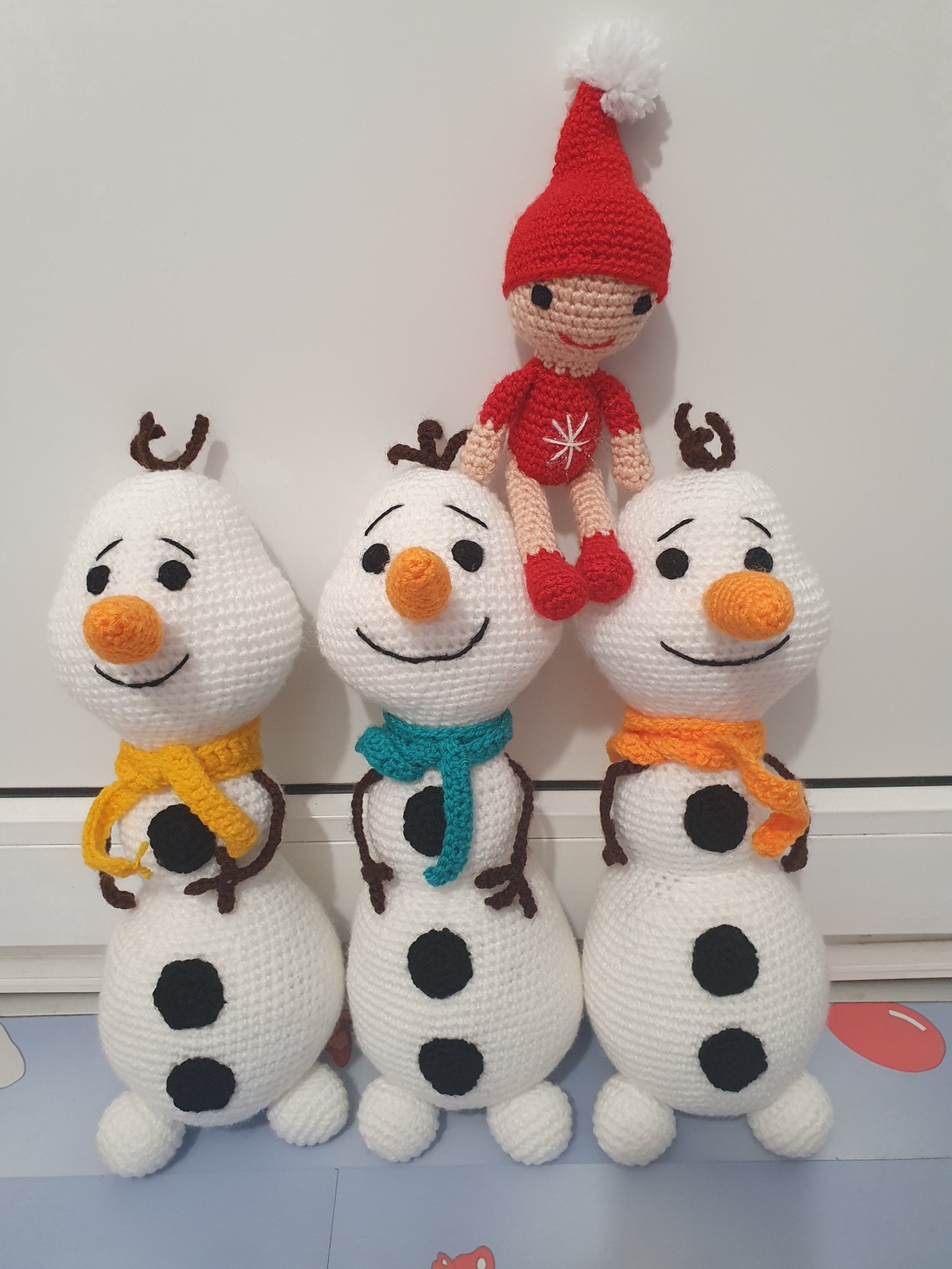 Oameni de zăpadă mari croșetați  - jucării și echipamente pentru copii - plușuri - personaje de basm din pluș - Artynos.ro