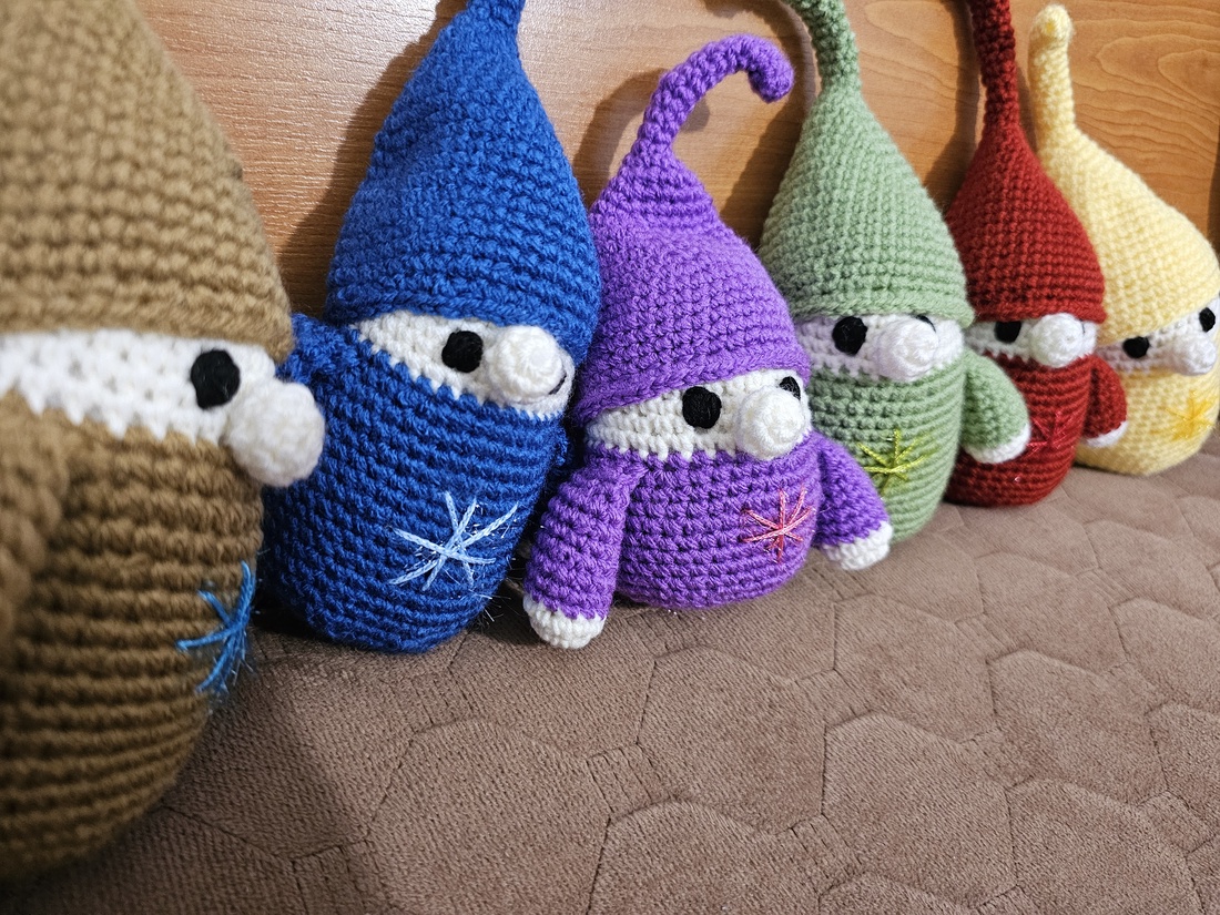 Moși de iarnă croșetați - crăciun - cadouri de moș crăciun - decor cu moș crăciun - Artynos.ro