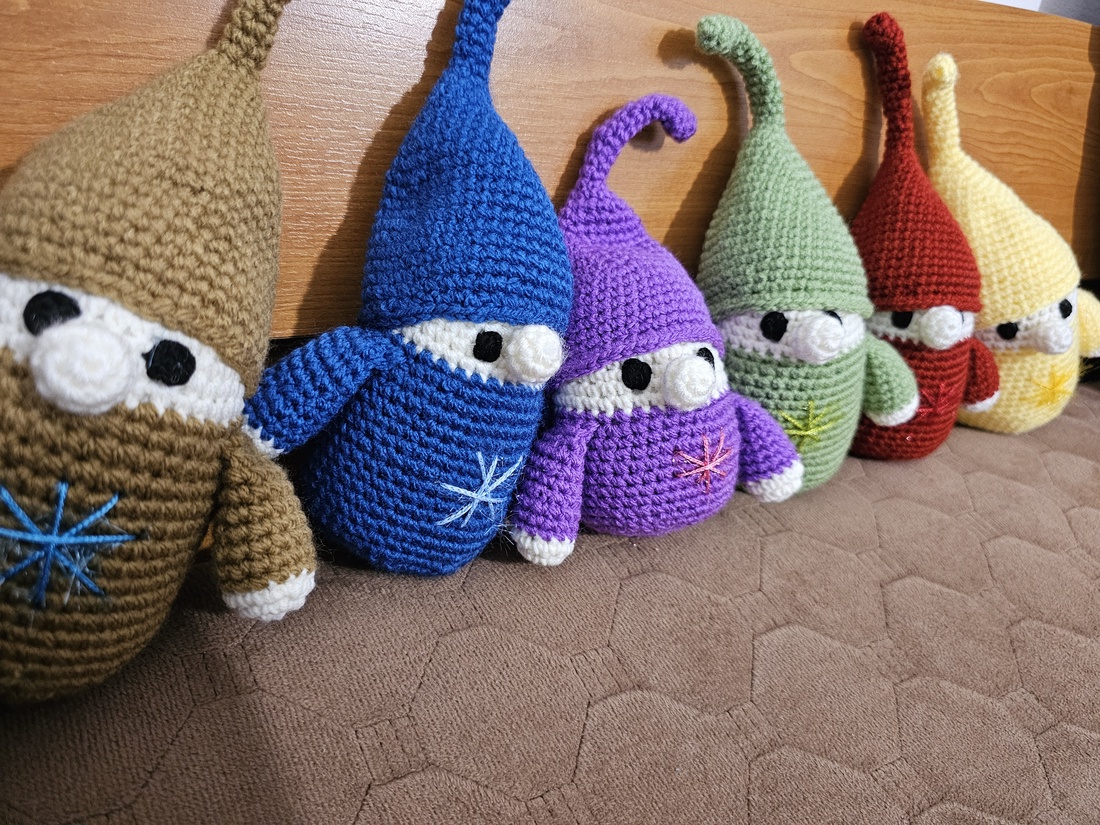 Moși de iarnă croșetați - crăciun - cadouri de moș crăciun - decor cu moș crăciun - Artynos.ro