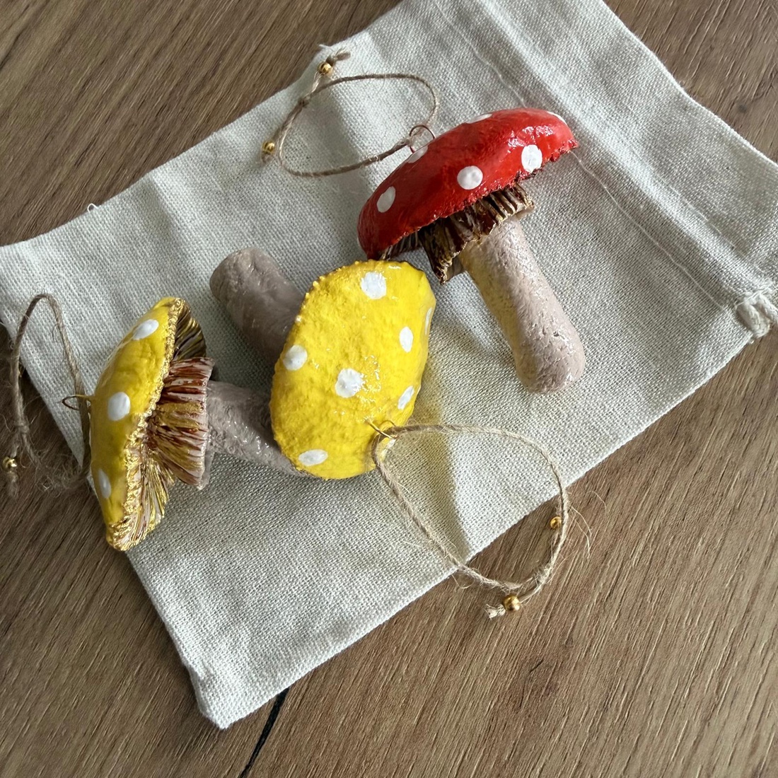Decoratiune brad 3 ciuperci colorate - crăciun - decorațiuni de crăciun de casă - figurine pentru pomul de crăciun - Artynos.ro