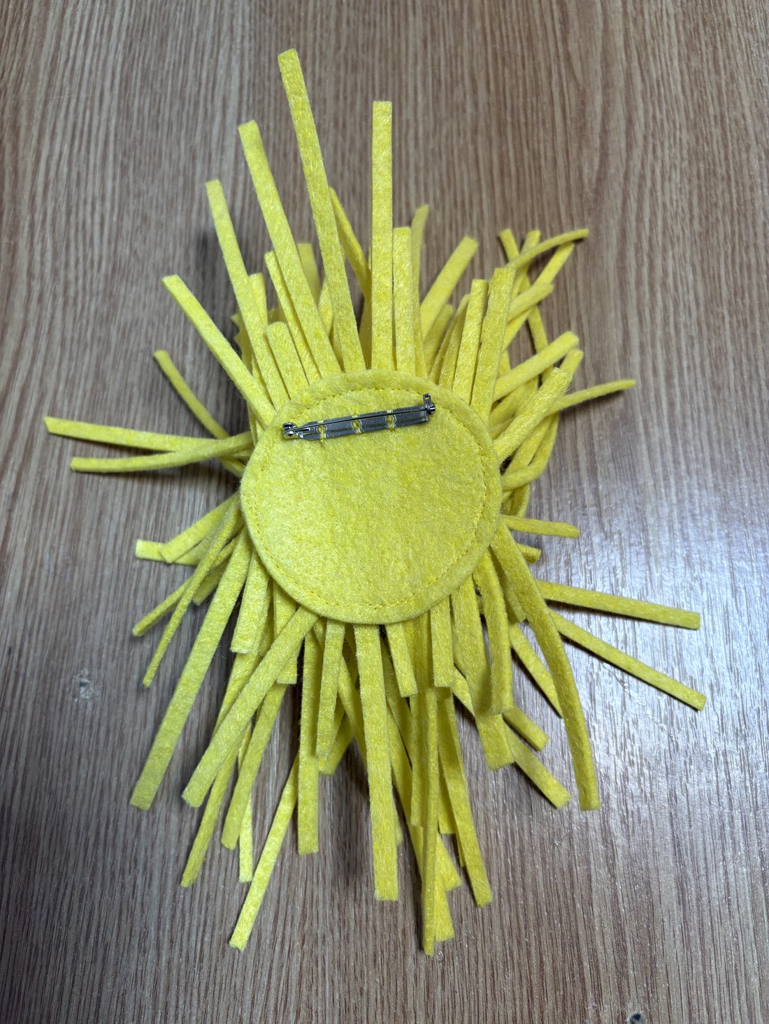 Broșă Mutzoasa galbenă  - bijuterii - broșe - Artynos.ro