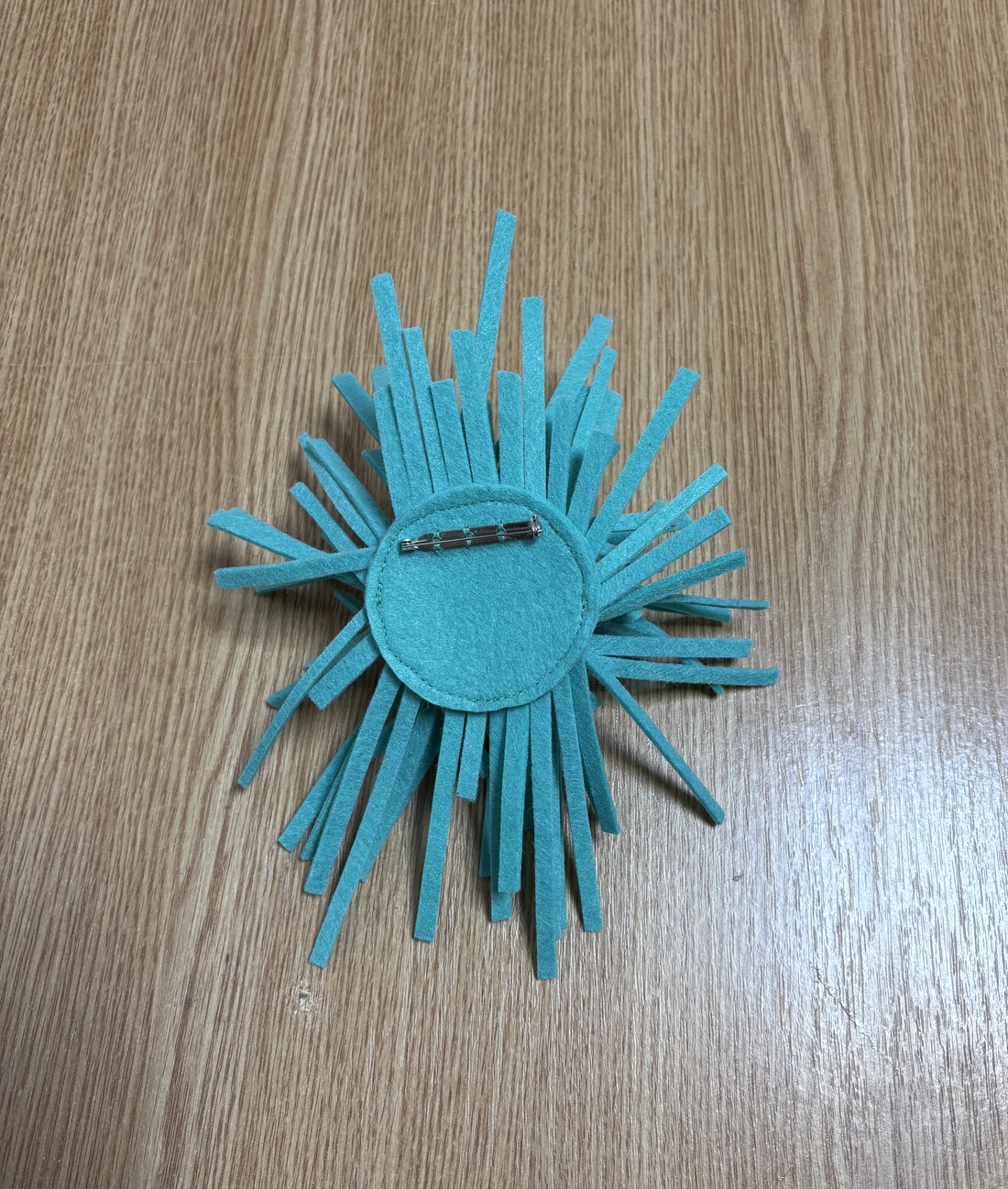 Broșă colorată  - bijuterii - broșe - Artynos.ro