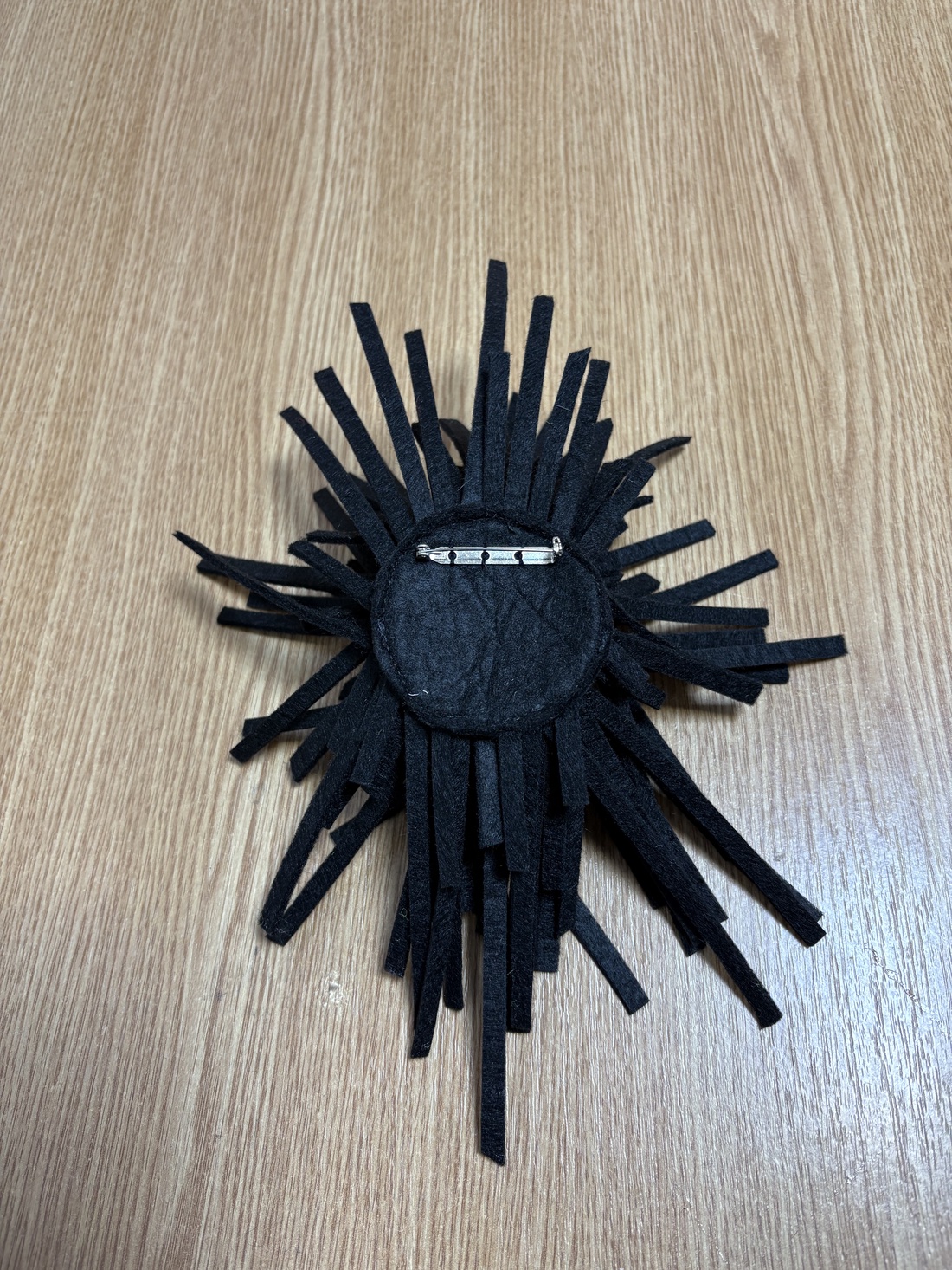 Broșă neagră - bijuterii - broșe - Artynos.ro