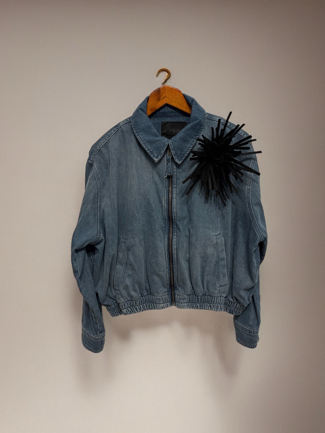 Broșă neagră - bijuterii - broșe - Artynos.ro