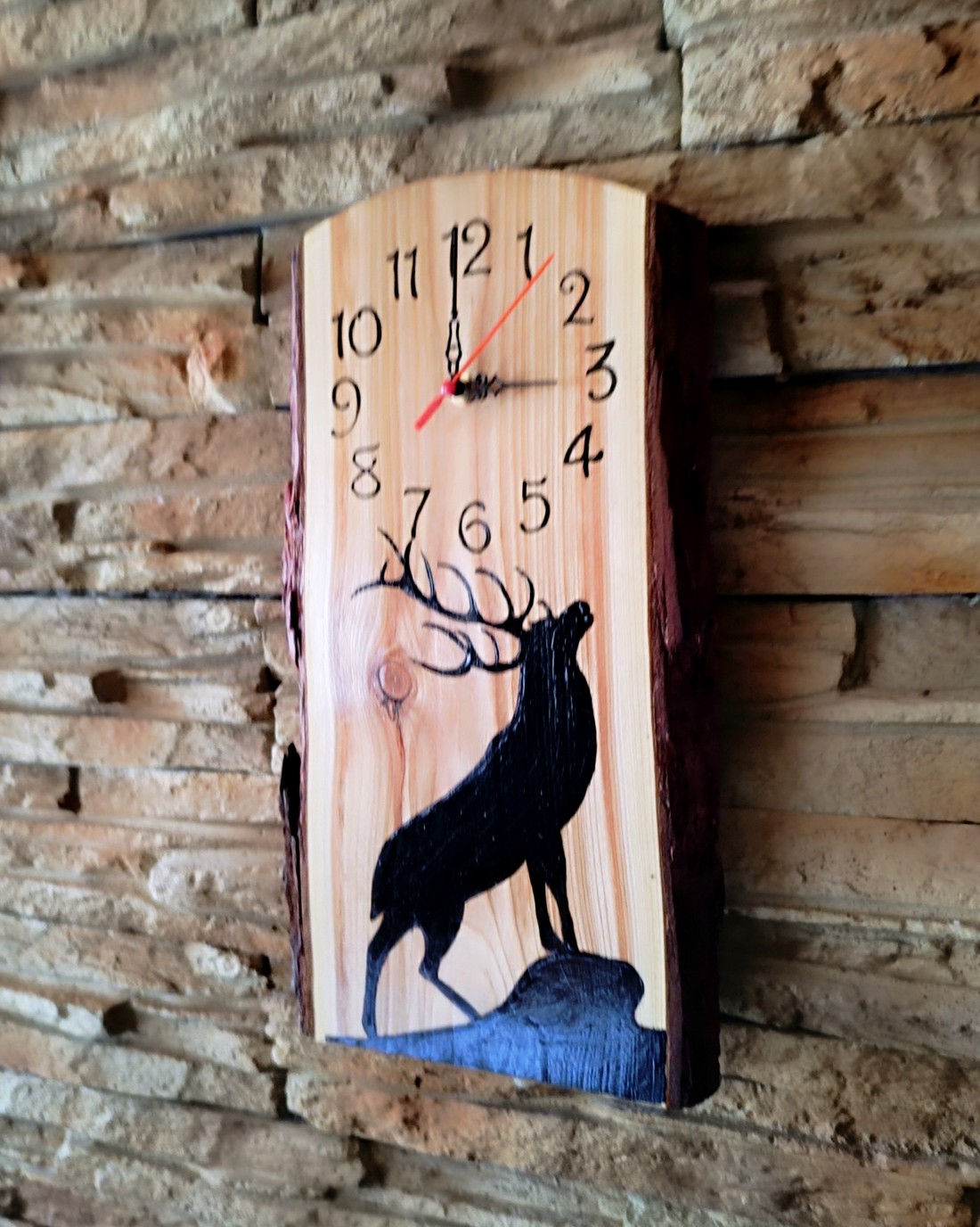 Ceas de perete din lemn cu cerb stând pe un deal  - casă & stil de viață - decorațiuni de casă - decorațiuni de pereți - ceasuri de perete - Artynos.ro