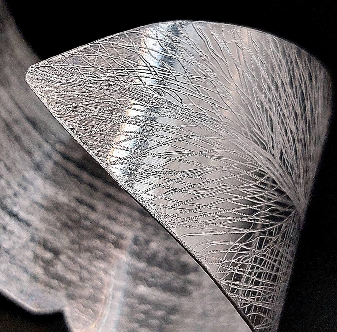 Brățară minimalistă în formă de frunză din aluminiu -  - Artynos.ro Brățară minimalistă în formă de frunză din aluminiu -  - Artynos.ro