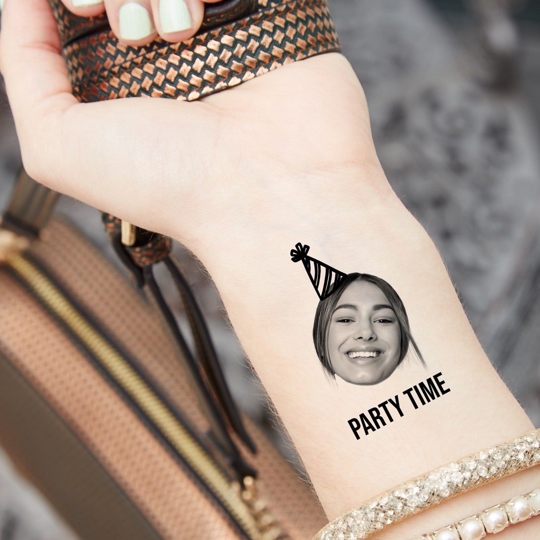 Ziua de naștere tatuaj temporar negru și alb față cu imagine tatuaj lavabil - - Artynos.ro Ziua de naștere tatuaj temporar negru și alb față cu imagine tatuaj lavabil - - Artynos.ro