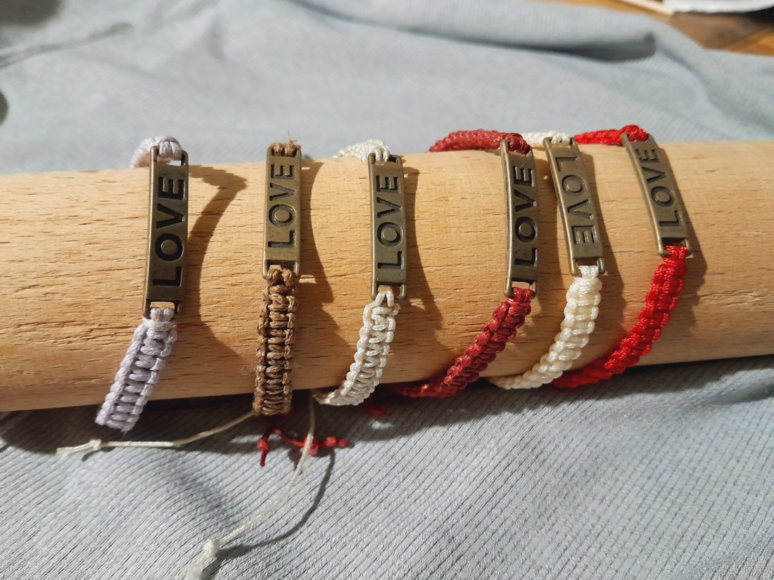 Brățară Makrané cu bandă metalică Love - - Artynos.ro Brățară Makrané cu bandă metalică Love - - Artynos.ro