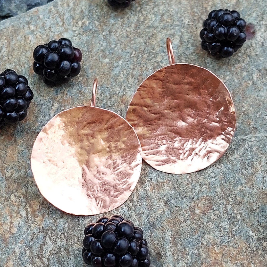 Cercei rotunzi din cupru - bijuterii - cercei hoops - Artynos.ro Cercei rotunzi din cupru - bijuterii - cercei hoops - Artynos.ro