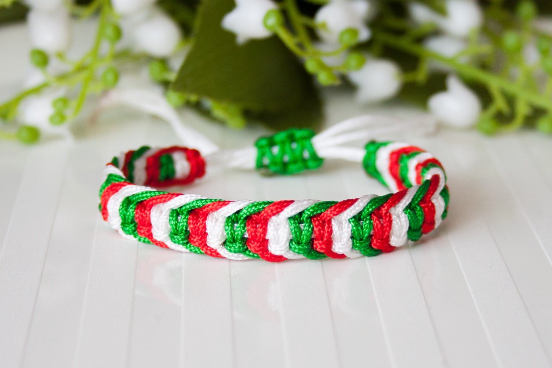 Brățară macramé împletită în trei culori - roșu/alb/verde -  - Artynos.ro