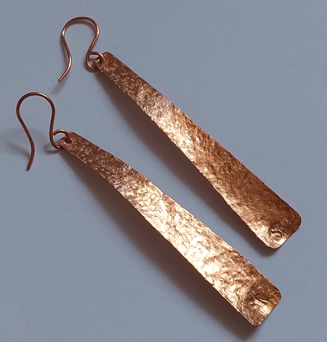 Cercei băț de aur în cupru - bijuterii - cercei lungi - Artynos.ro Cercei băț de aur în cupru - bijuterii - cercei lungi - Artynos.ro