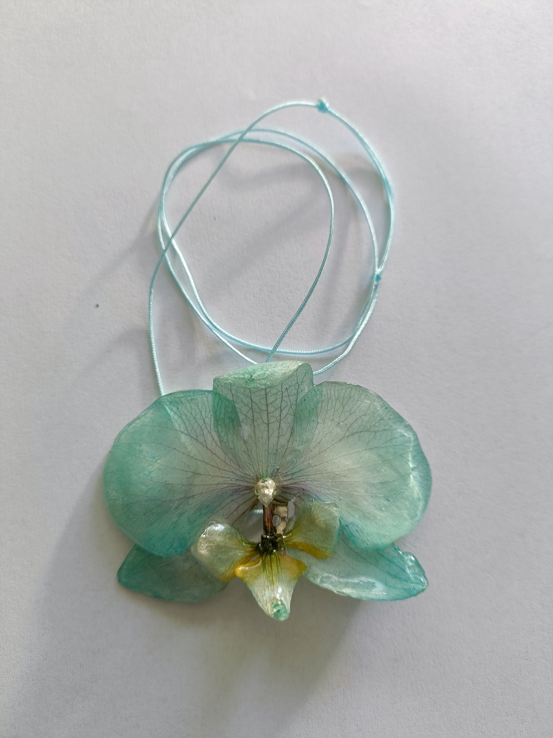 Pandantiv/ Broșă din Orhidee Phalaenopsis naturală, conservată  - bijuterii - coliere - coliere cu pandative - Artynos.ro