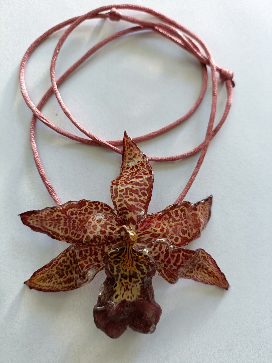 Pandantiv/Colier din Orhidee Cymbidium naturală  - bijuterii - coliere - pandative - Artynos.ro