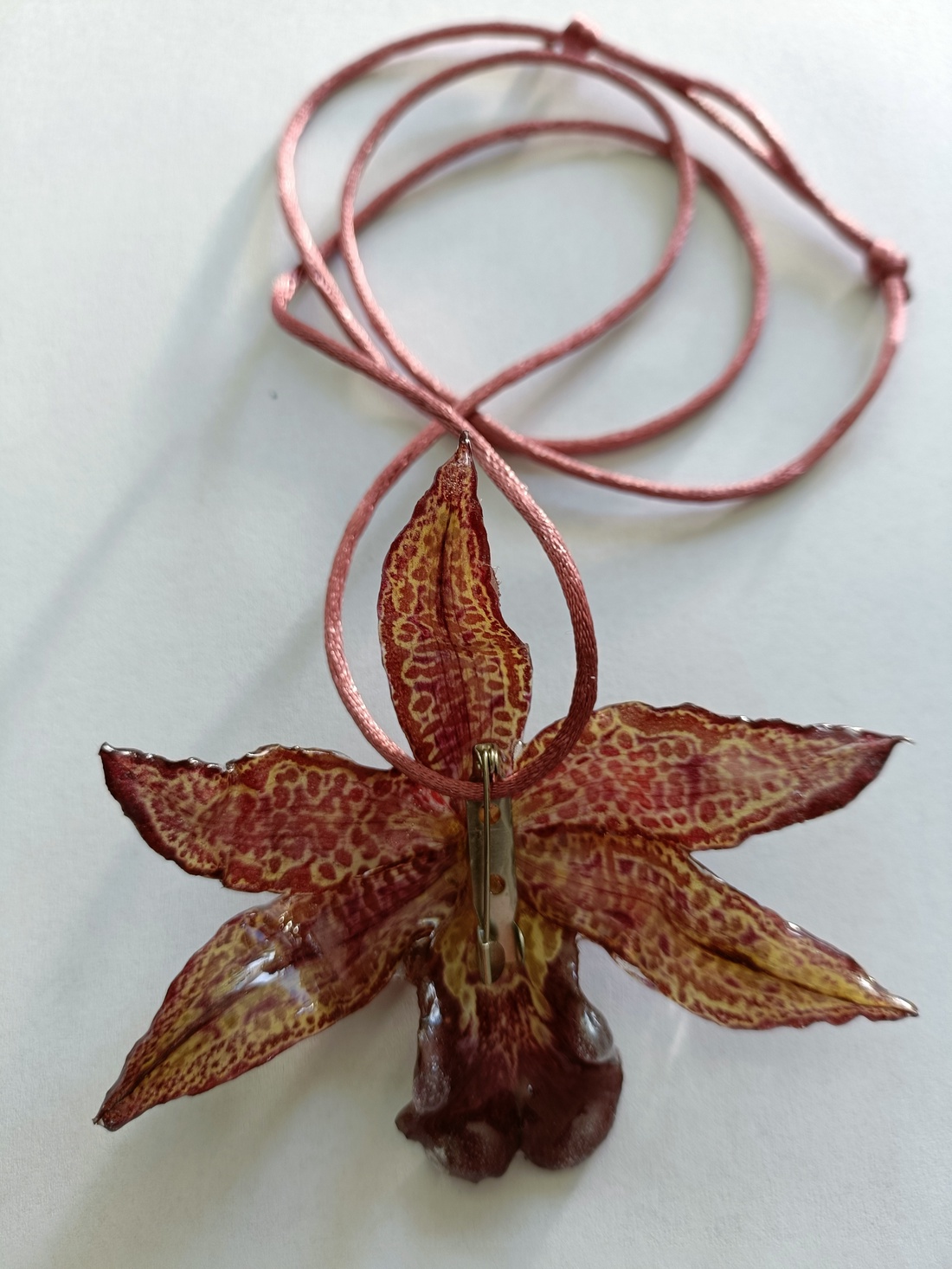 Pandantiv/Colier din Orhidee Cymbidium naturală  - bijuterii - coliere - pandative - Artynos.ro