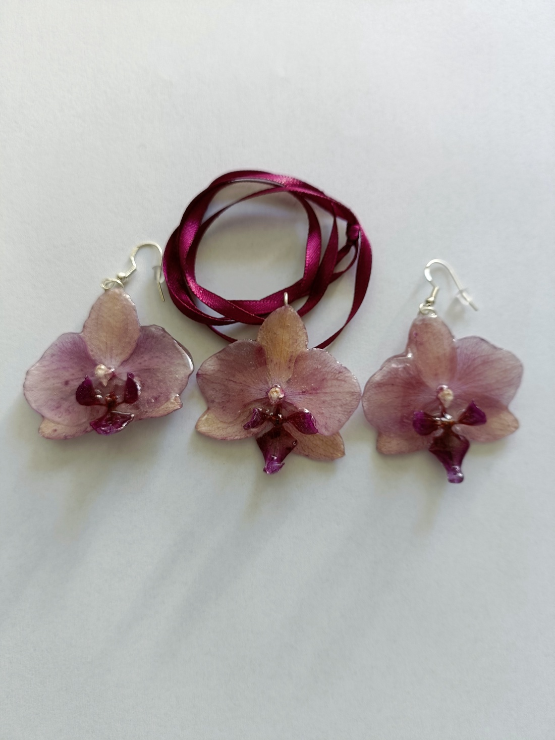 Set format din cercei și pandantiv realizat din mini Orhidee Phalaenopsis naturale, conservate  - bijuterii - cercei - cercei din rășină - Artynos.ro