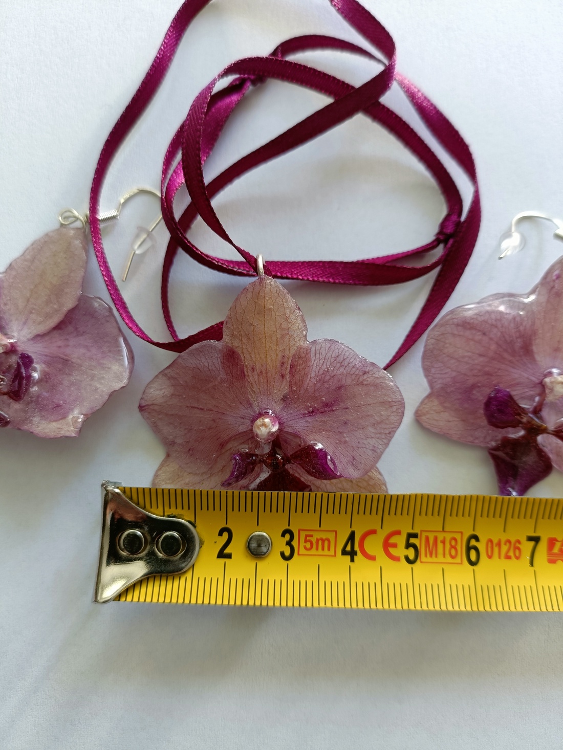 Set format din cercei și pandantiv realizat din mini Orhidee Phalaenopsis naturale, conservate  - bijuterii - cercei - cercei din rășină - Artynos.ro