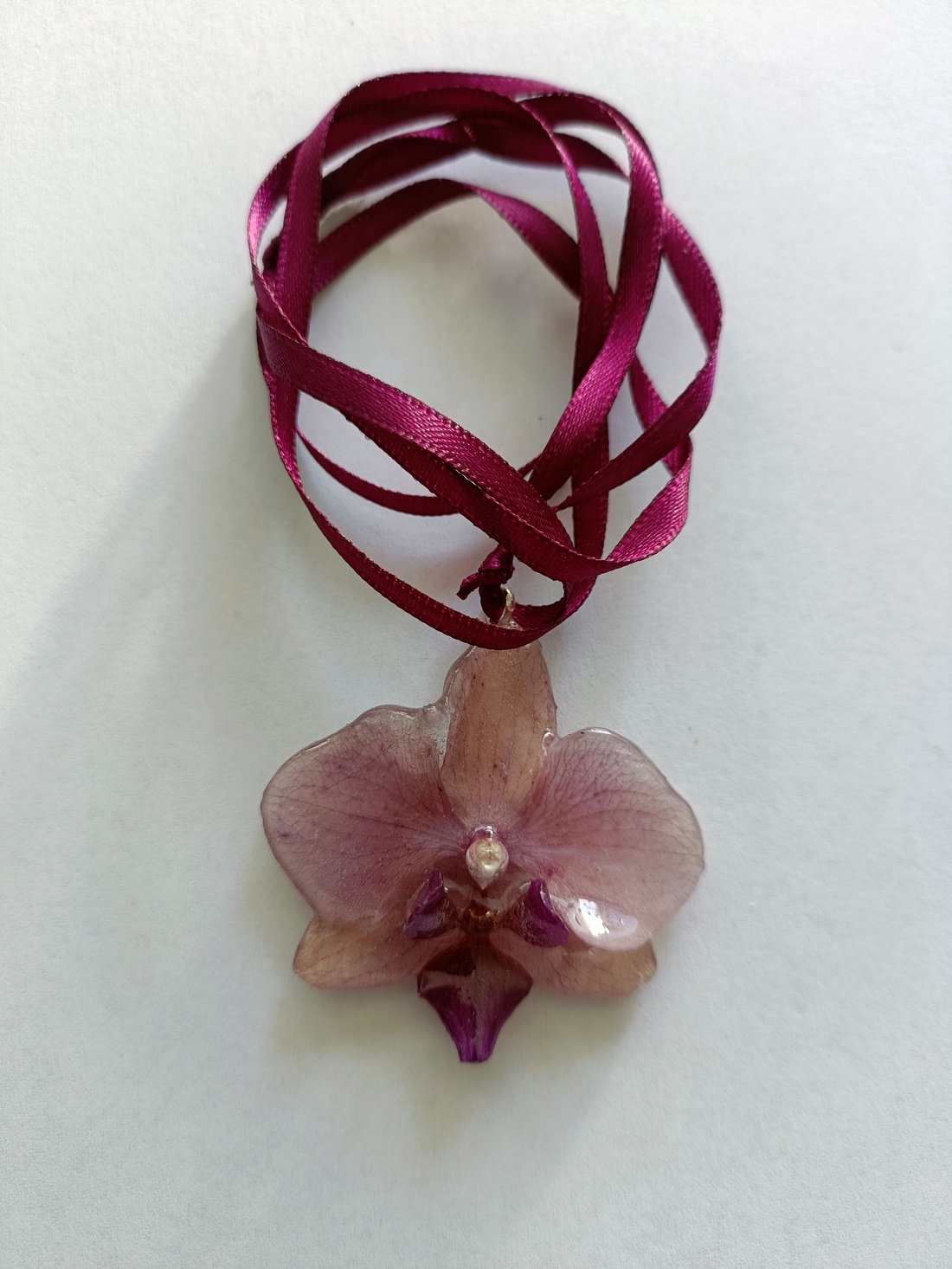 Pandantiv realizat din mini Orhidee Phalaenopsis, naturală  - bijuterii - coliere - coliere cu pandative - Artynos.ro