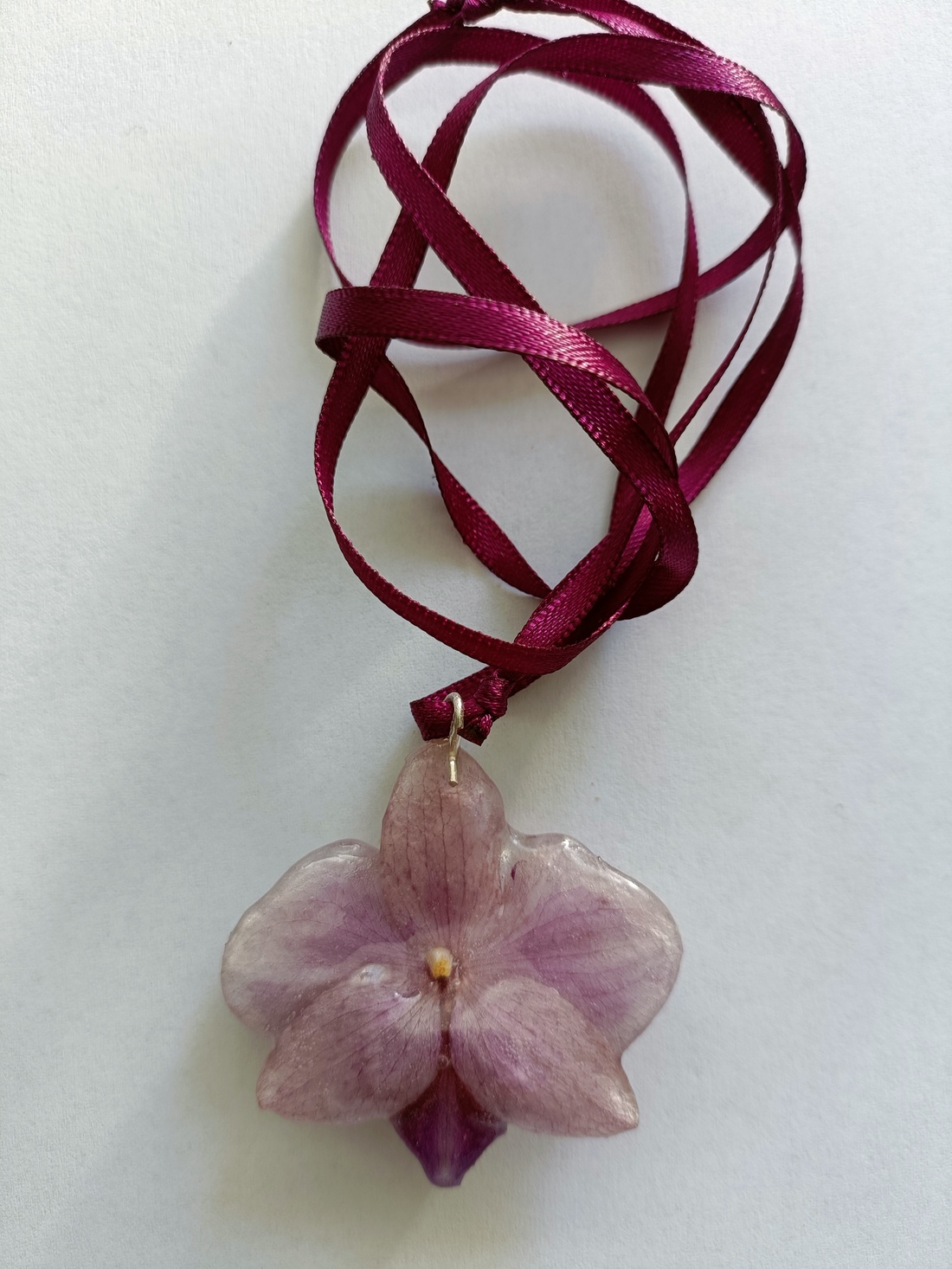 Pandantiv realizat din mini Orhidee Phalaenopsis, naturală  - bijuterii - coliere - coliere cu pandative - Artynos.ro