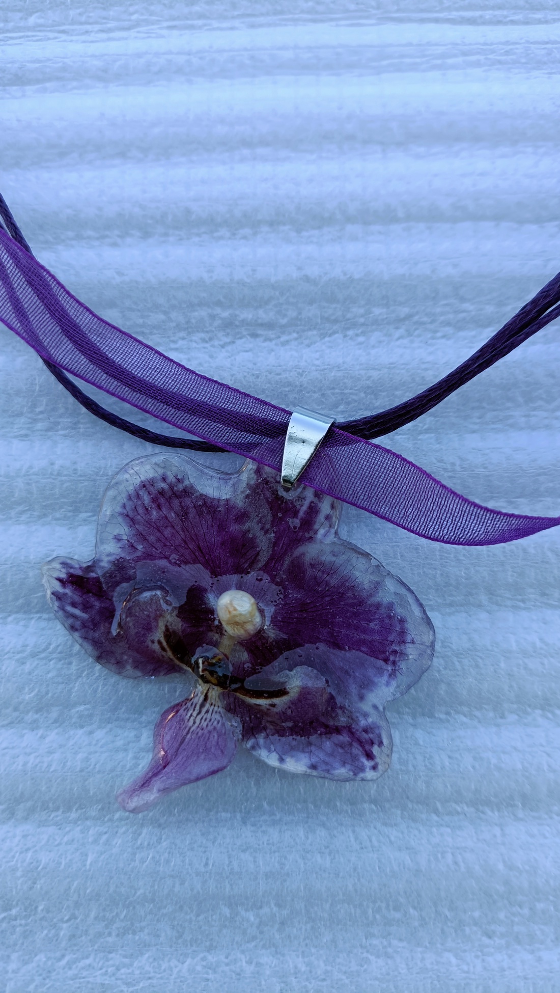 Pandantiv din mini orhidee Phalaenopsis  - bijuterii - coliere - coliere cu pandative - Artynos.ro