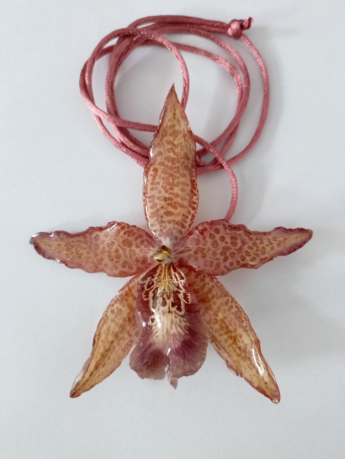 Pandantiv/Colier din Orhidee Cymbidium naturală  - bijuterii - coliere - pandative - Artynos.ro