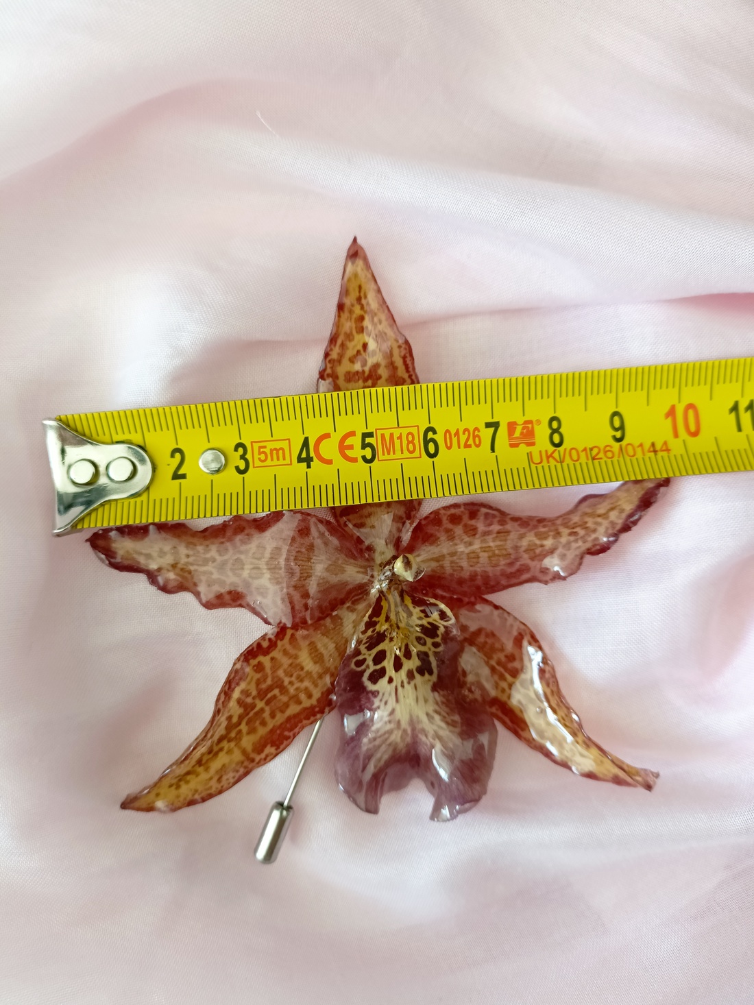 Broșă cu Orhidee Cymbidium, naturală conservată în rășină  - bijuterii - broșe - Artynos.ro
