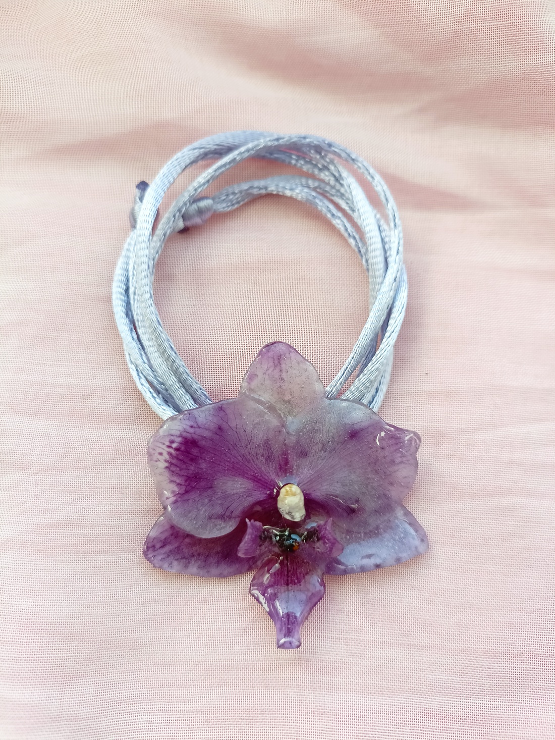 Pandantiv/Broșă realizată din mini Orhidee Phalaenopsis naturală  - bijuterii - broșe - Artynos.ro