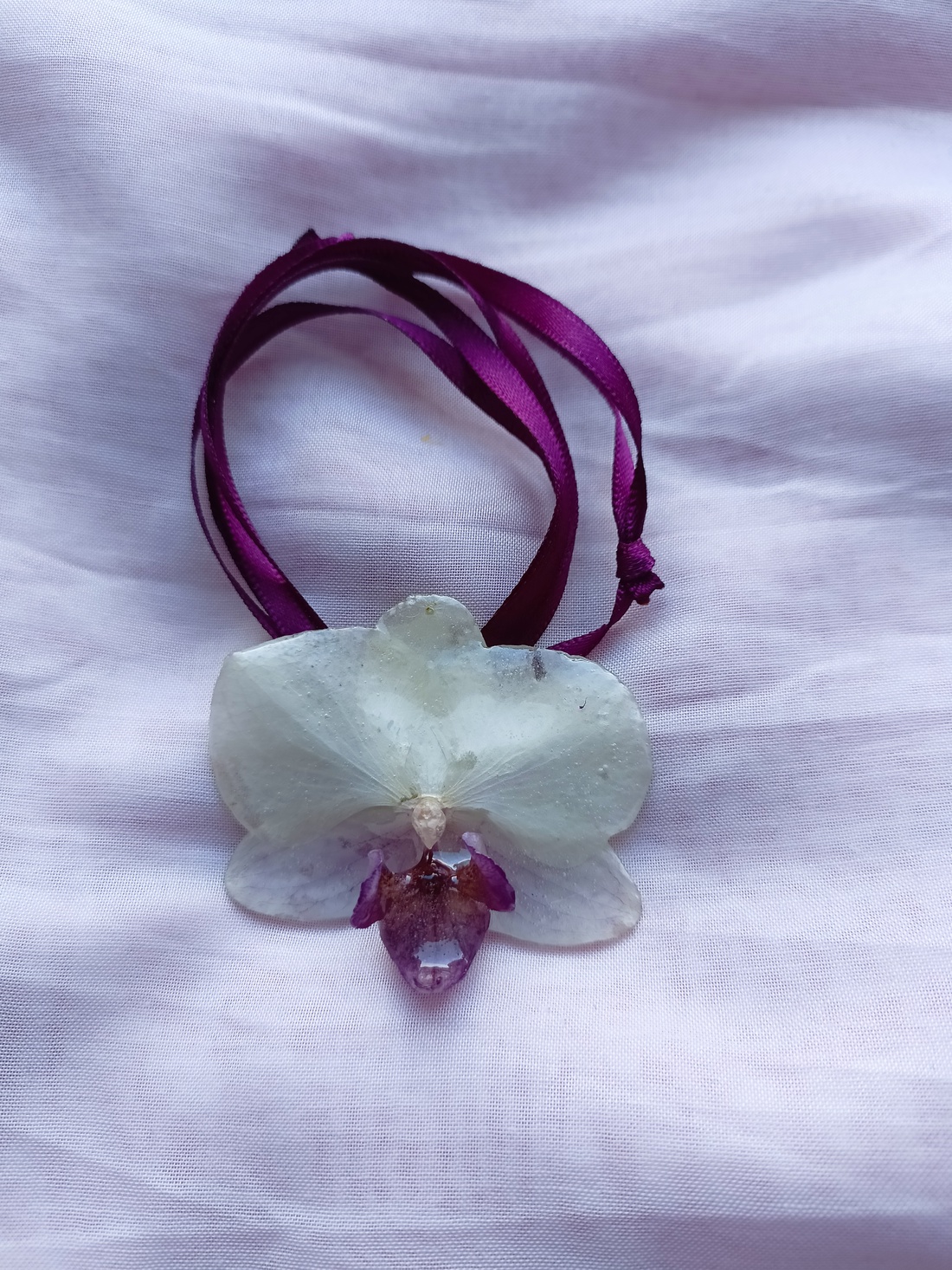 Pandantiv/Broșă realizată din mini Orhidee Phalaenopsis naturală  - bijuterii - broșe - Artynos.ro