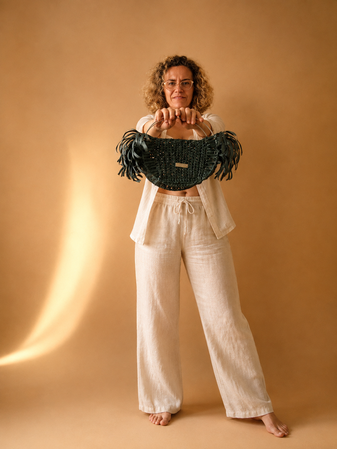 Geantă handmade croșetată verde închis cu franjuri și mânere metalice - genți și portofele - genți de mână și umăr - geantă casual - Artynos.ro