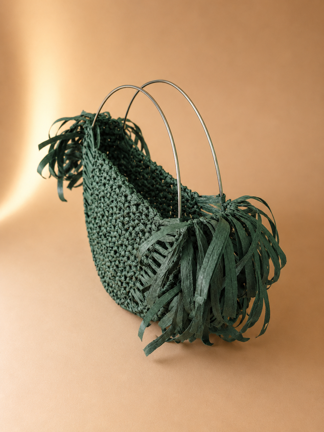 Geantă handmade croșetată verde închis cu franjuri și mânere metalice - genți și portofele - genți de mână și umăr - geantă casual - Artynos.ro