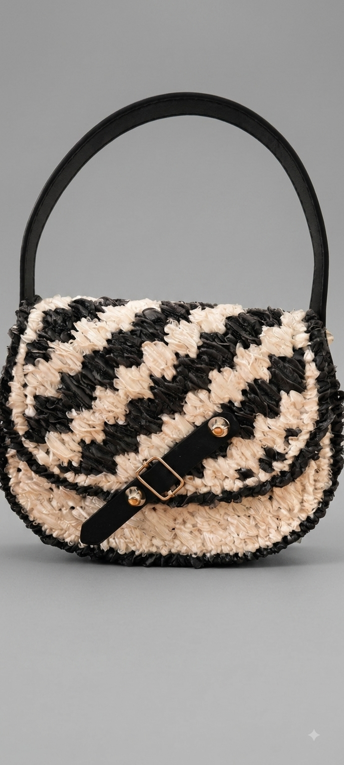 Geantă handmade croșetată alb-negru cu model geometric � NomiS - genți și portofele - geantă pentru cumpărături - săculeț de pâine - Artynos.ro