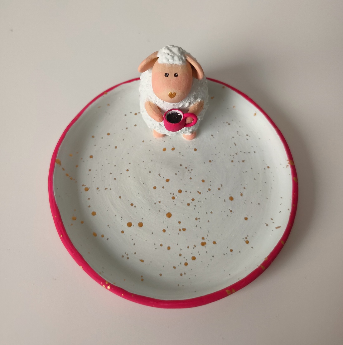 Suport Bijuterii Oiță cu căniță roșie - bijuterii - suporturi și cutii de bijuterii - stand bijuterii - Artynos.ro