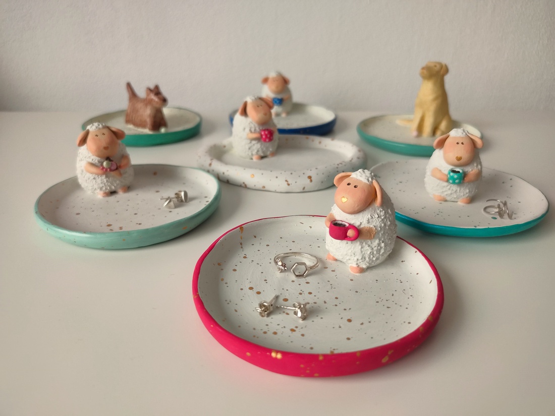 Suport Bijuterii Oiță cu căniță roșie - bijuterii - suporturi și cutii de bijuterii - stand bijuterii - Artynos.ro