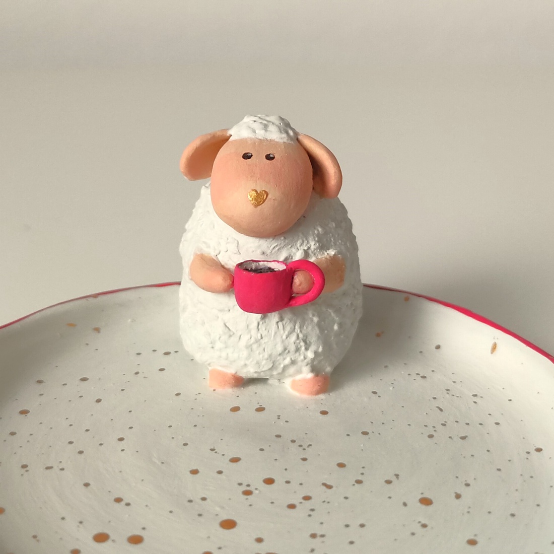 Suport Bijuterii Oiță cu căniță roșie - bijuterii - suporturi și cutii de bijuterii - stand bijuterii - Artynos.ro