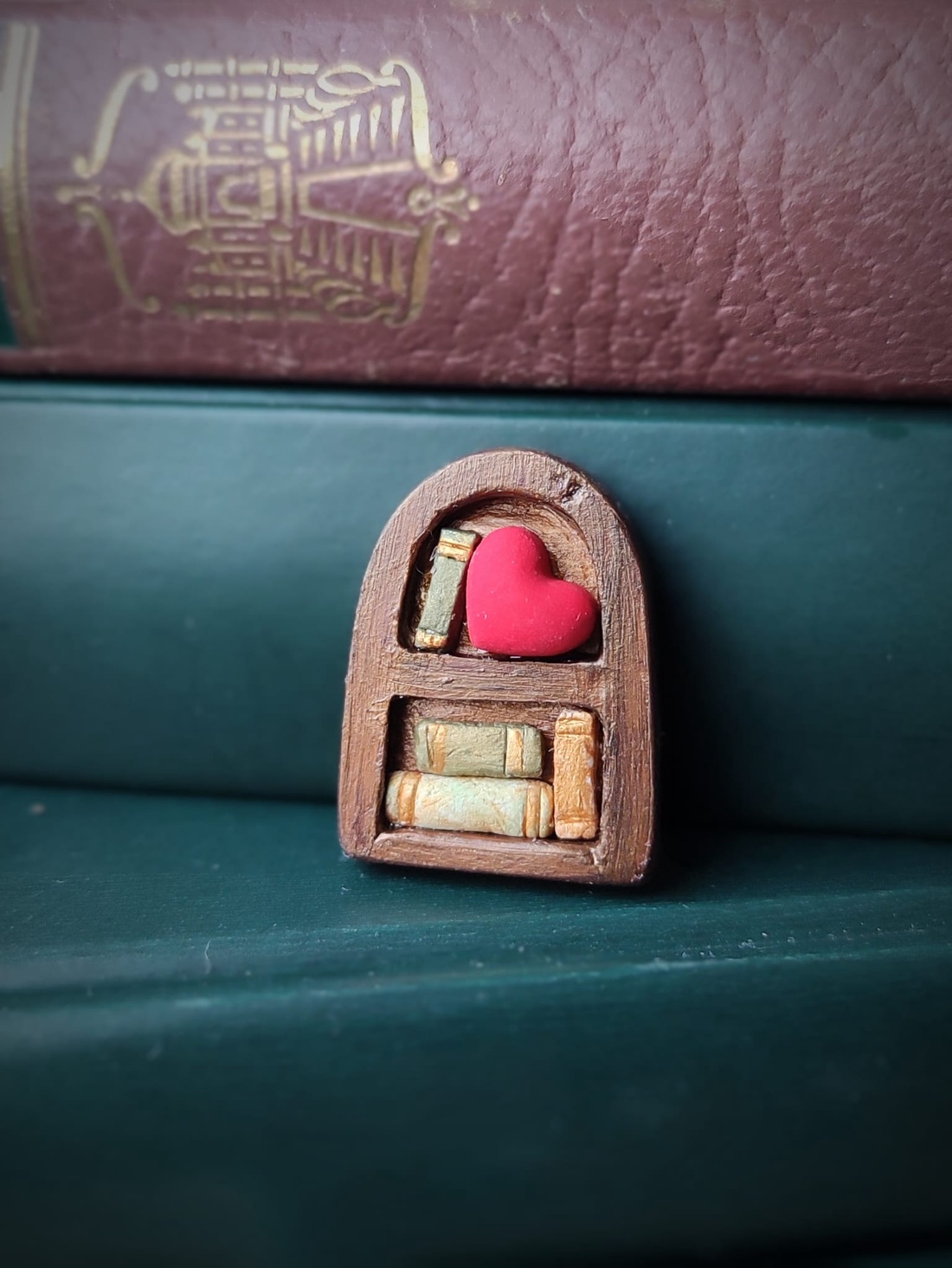 Broșă Bibliotecă to go - mică - bijuterii - broșe - Artynos.ro