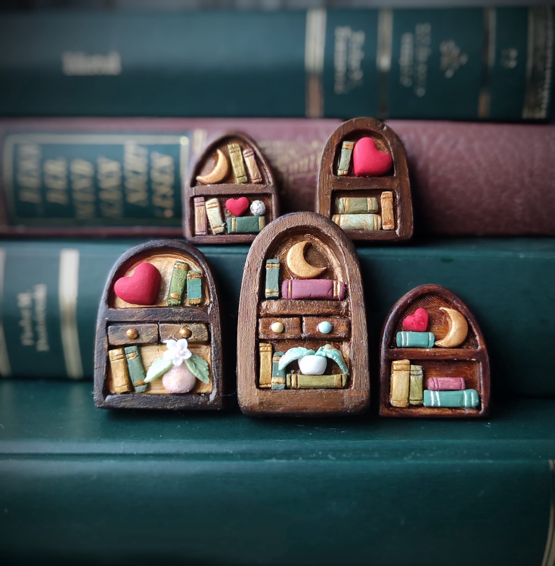 Broșă Bibliotecă to go - mică - bijuterii - broșe - Artynos.ro