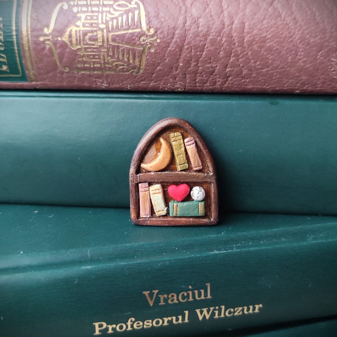 Broșă Bibliotecă to go - mică 1 - bijuterii - broșe - Artynos.ro