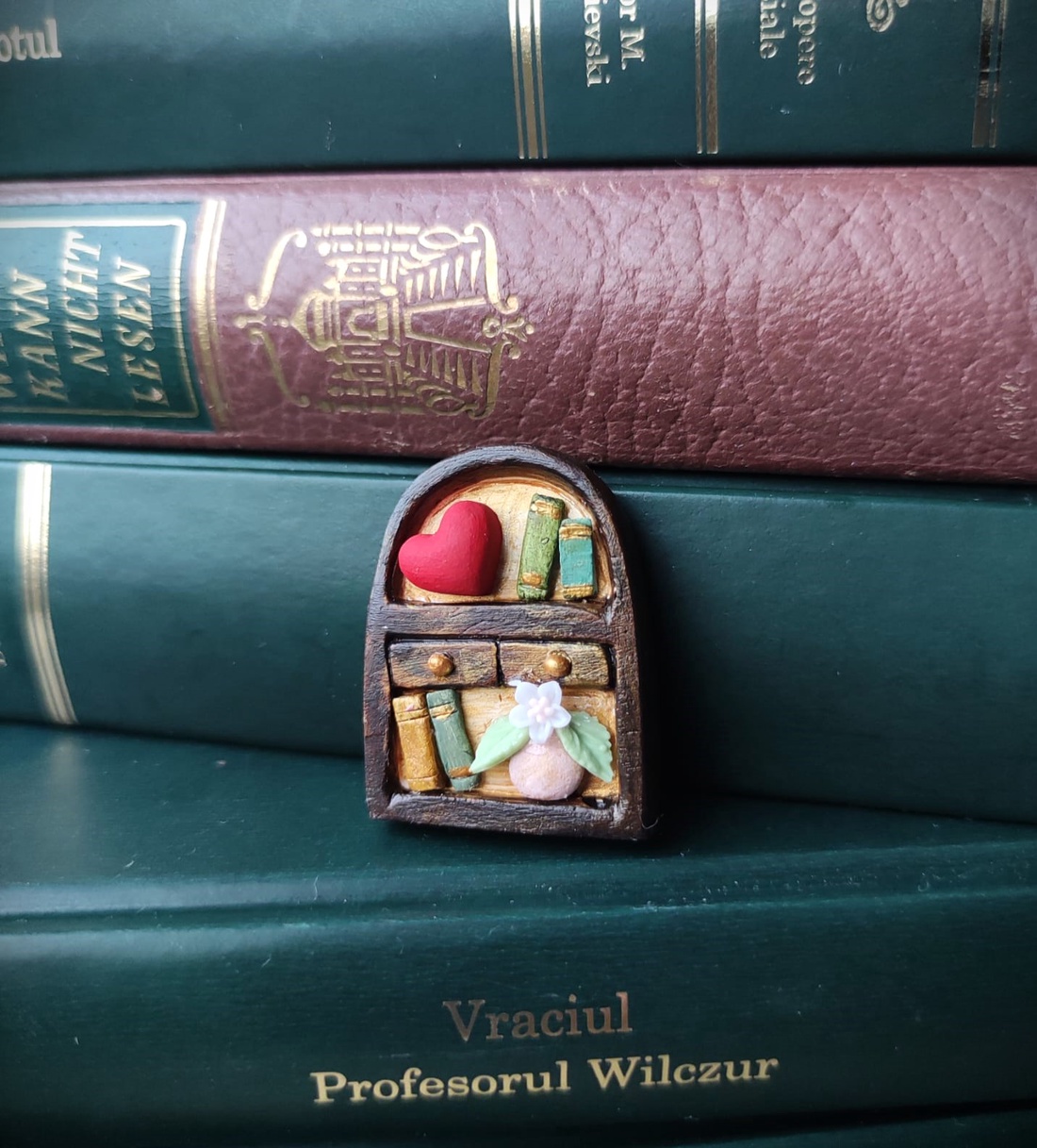 Broșă Bibliotecă to go - mică - bijuterii - broșe - Artynos.ro