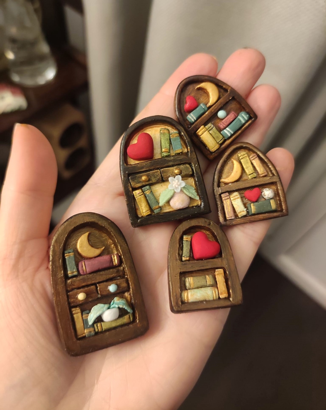 Broșă Bibliotecă to go - mică - bijuterii - broșe - Artynos.ro