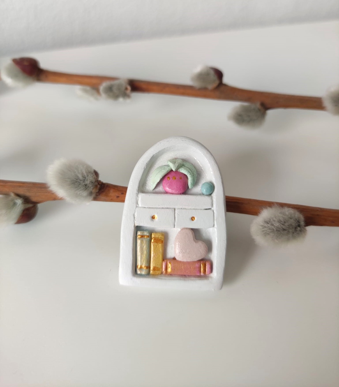 Broșă Bibliotecă to go Inima Alba - bijuterii - broșe - Artynos.ro