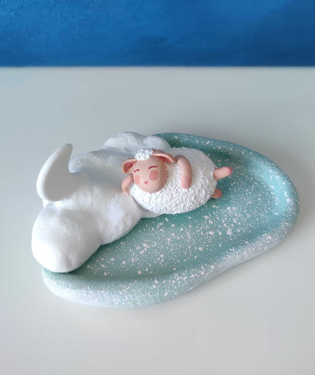 Suport Bijuterii Oiță tolănită cu Luna - bijuterii - suporturi și cutii de bijuterii - stand bijuterii - Artynos.ro