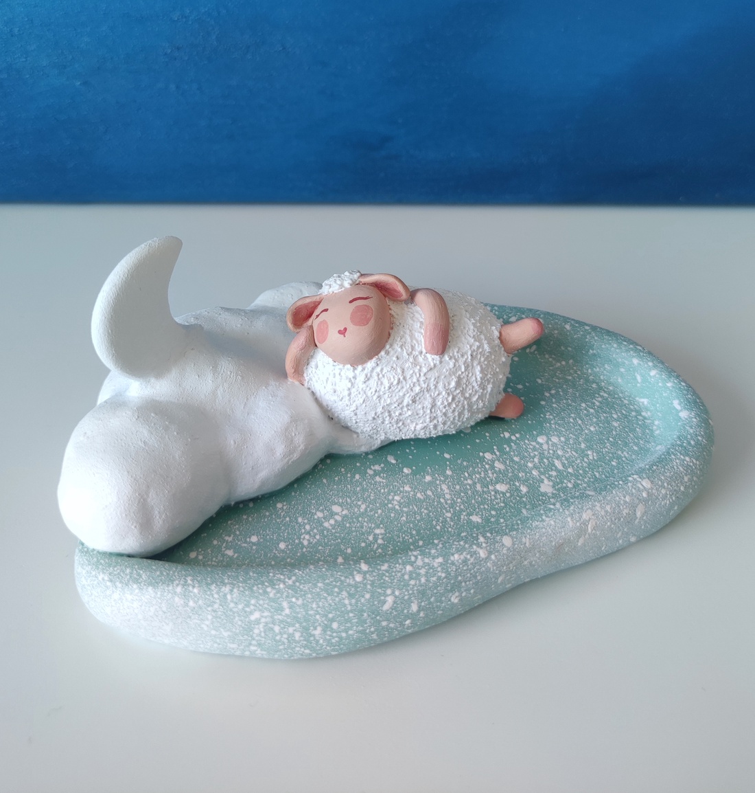 Suport Bijuterii Oiță tolănită cu Luna - bijuterii - suporturi și cutii de bijuterii - stand bijuterii - Artynos.ro