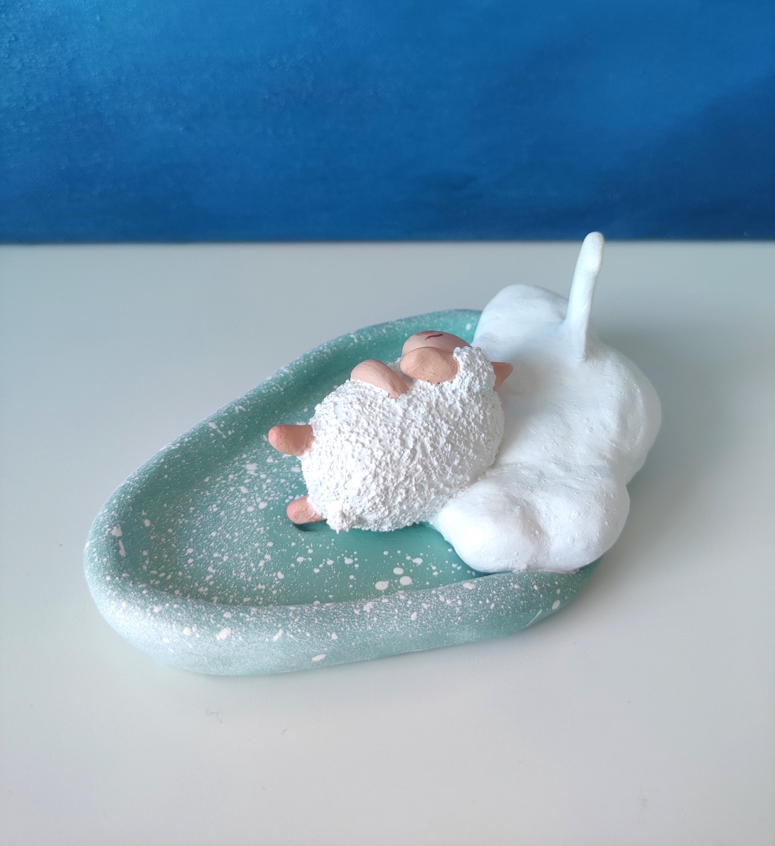 Suport Bijuterii Oiță tolănită cu Luna - bijuterii - suporturi și cutii de bijuterii - stand bijuterii - Artynos.ro