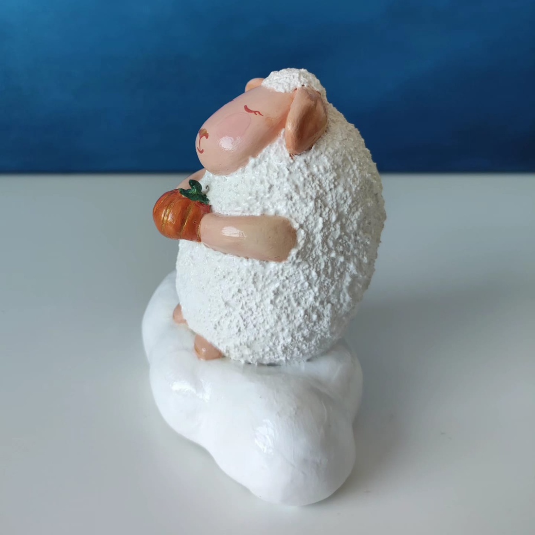 Figurină decorativă Oiță cu Dovleac - casă & stil de viață - decorațiuni de casă - decorațiuni de masă și rafturi - decorațiuni de masă - Artynos.ro