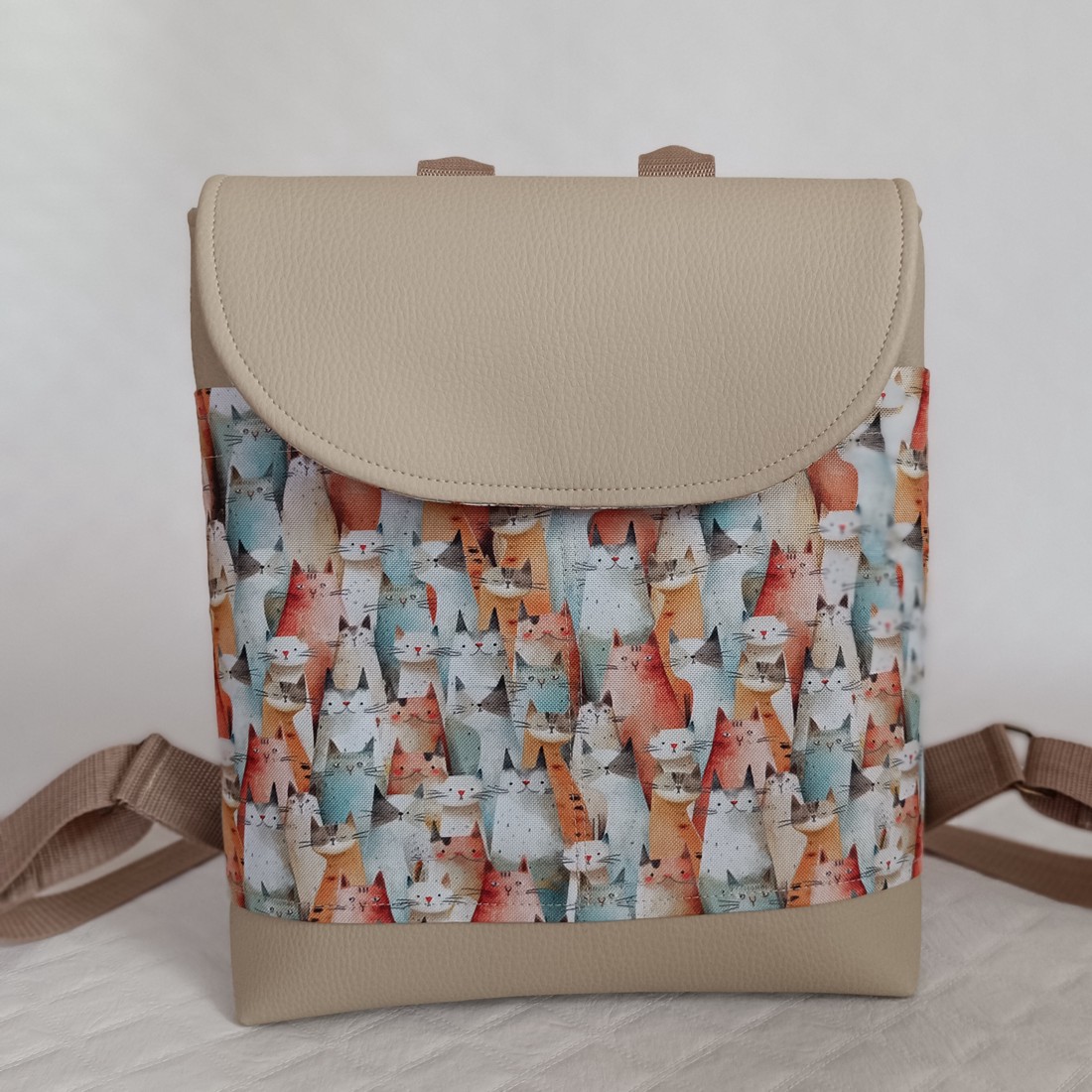 Rucsac/rucsac pentru femei Cheerful kitten bej - geantă și husă - genți de umăr și genți de mână - raniță - Artynos.ro