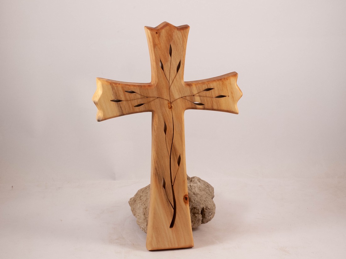Cruce din lemn modelată, cruce de perete - - Artynos.ro Cruce din lemn modelată, cruce de perete - - Artynos.ro