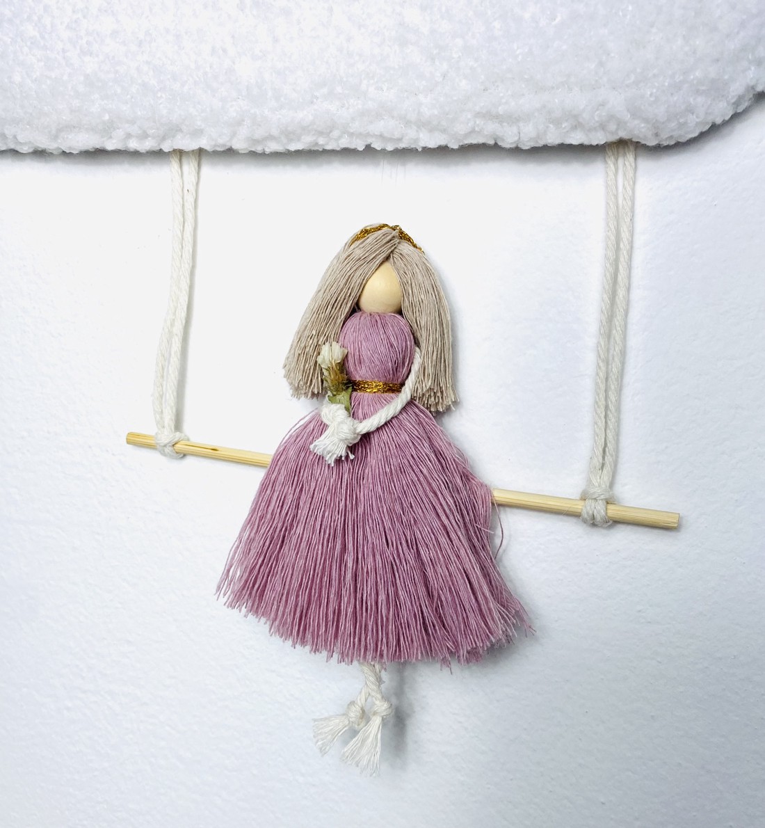 Decorațiune de perete personalizată cu nori de miel brodați și păpușă macramé cu balansoar opțională - - Artynos.ro Decorațiune de perete personalizată cu nori de miel brodați și păpușă macramé cu balansoar opțională - - Artynos.ro