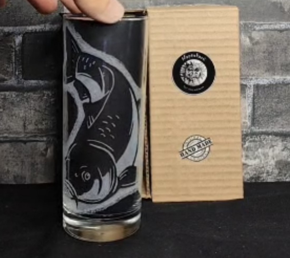 Pahar de sticlă cu model de crap, gravat manual  -  - Artynos.ro