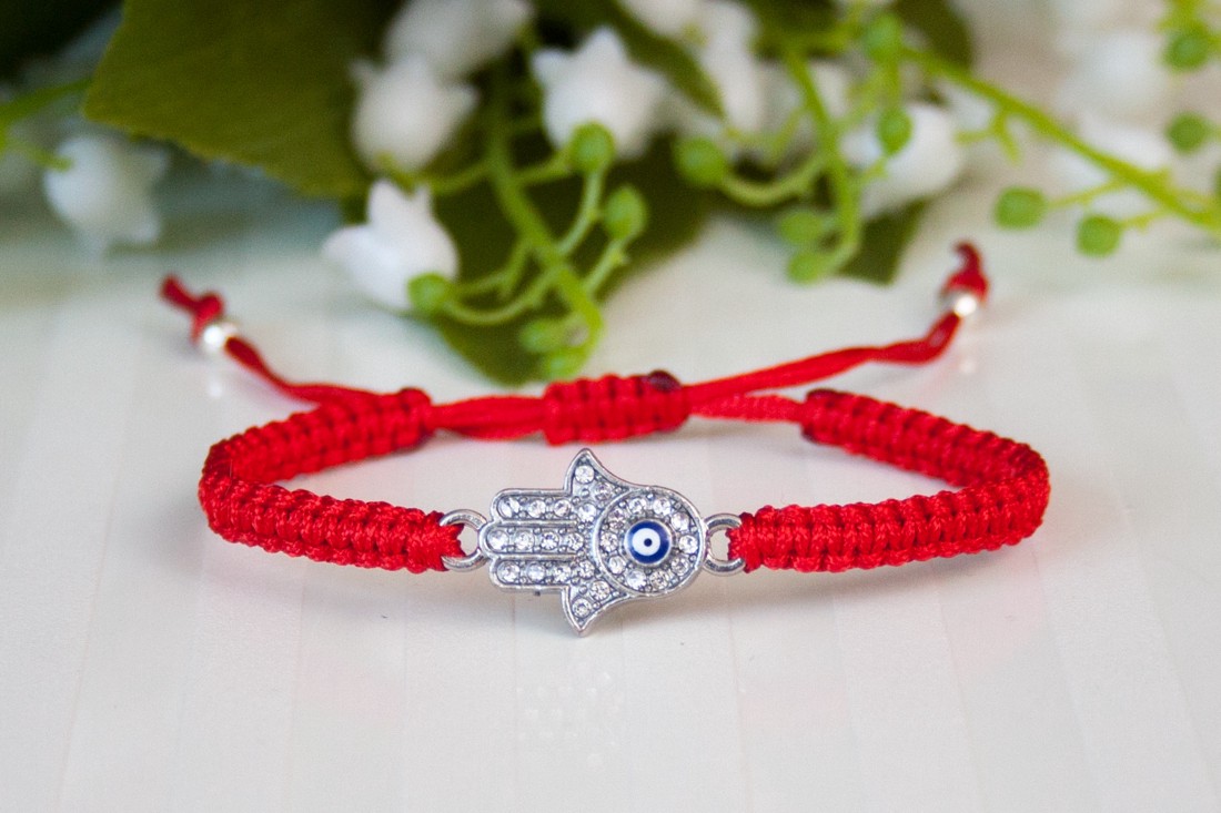 Brățară macramé împletită - Mâna lui Fatima - Roșu - - Artynos.ro Brățară macramé împletită - Mâna lui Fatima - Roșu - - Artynos.ro