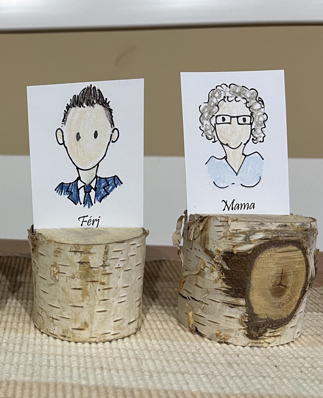 O carte de plantare personală, amuzantă, desenată manual, care poate fi și un cadou de mulțumire - accesorii nuntă - invitații și felicitări de nuntă - carduri de așezare nuntă - Artynos.ro O carte de plantare personală, amuzantă, desenată manual, care poate fi și un cadou de mulțumire - accesorii nuntă - invitații și felicitări de nuntă - carduri de așezare nuntă - Artynos.ro